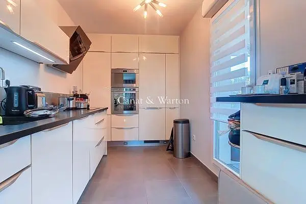 Woonkamer; houten vloer, natuurlijk licht, moderne stijl, hoge plafonds