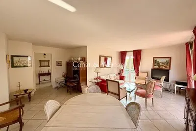 Living room; wood floor, natural light, modern style, high ceiling