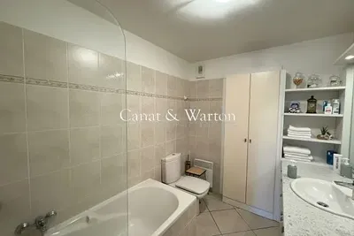 Living room; wood floor, natural light, modern style, high ceiling