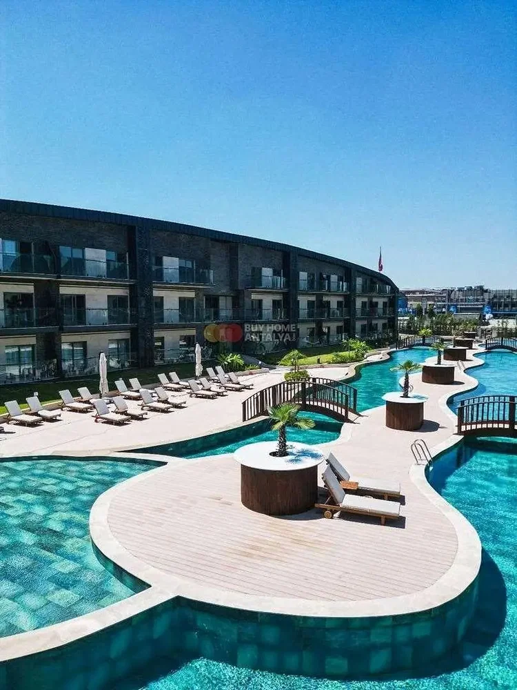 Soggiorno; pavimento in legno, luce naturale, stile moderno, soffitti alti