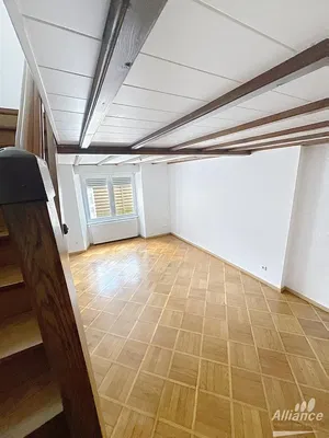 Σαλόνι; ξύλινο πάτωμα, φυσικό φως, μοντέρνο στυλ, ψηλά ταβάνια