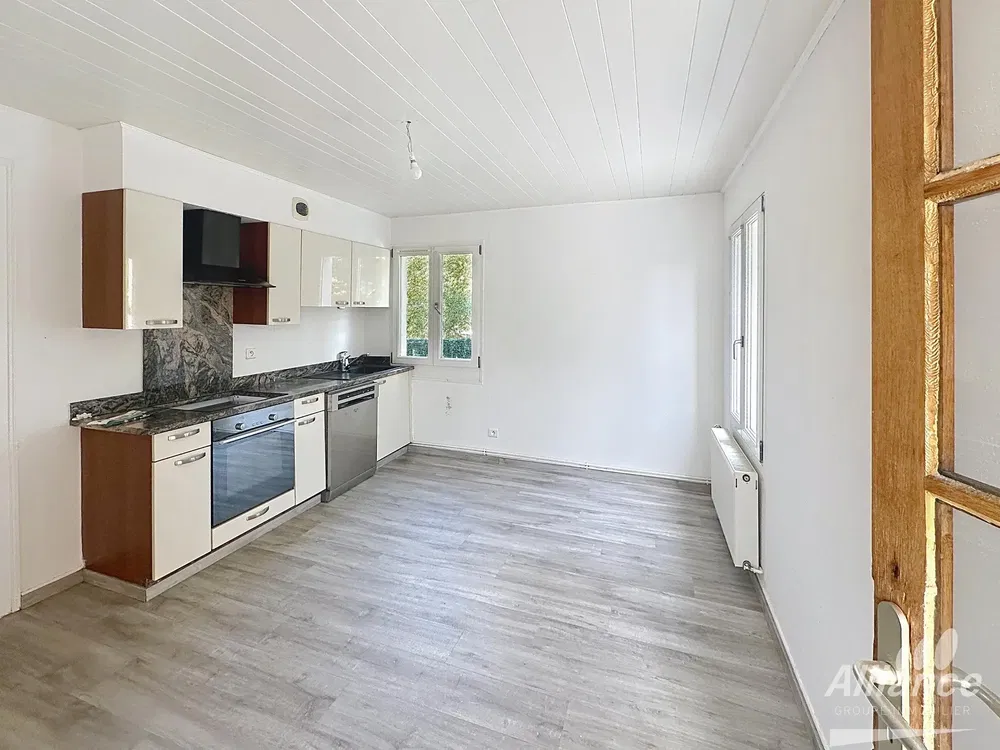 Σαλόνι; ξύλινο πάτωμα, φυσικό φως, μοντέρνο στυλ, ψηλά ταβάνια