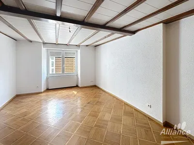 Σαλόνι; ξύλινο πάτωμα, φυσικό φως, μοντέρνο στυλ, ψηλά ταβάνια