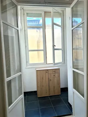 Sala de estar; chão de madeira, luz natural, estilo moderno, teto alto