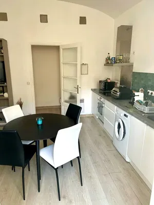 Sala de estar; chão de madeira, luz natural, estilo moderno, teto alto