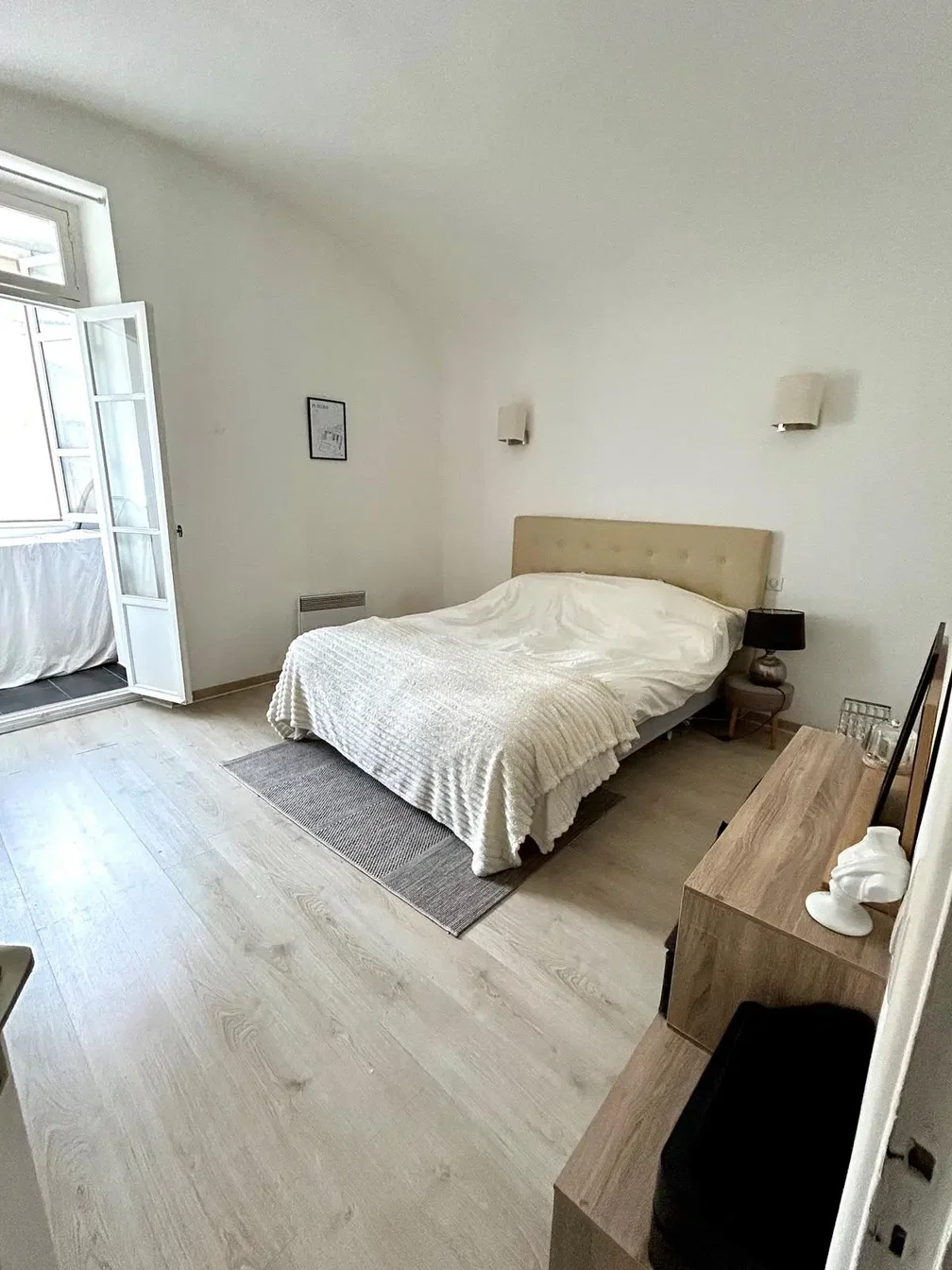 Sala de estar; chão de madeira, luz natural, estilo moderno, teto alto