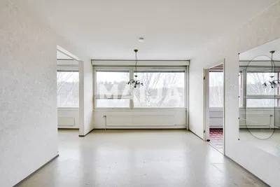 Obývací pokoj; dřevěná podlaha, přirozené světlo, moderní styl, vysoké stropy