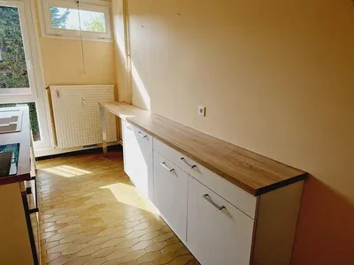 Σαλόνι; ξύλινο πάτωμα, φυσικό φως, μοντέρνο στυλ, ψηλά ταβάνια