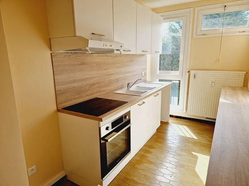 Σαλόνι; ξύλινο πάτωμα, φυσικό φως, μοντέρνο στυλ, ψηλά ταβάνια