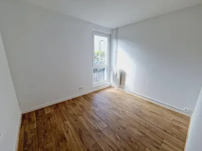 Σαλόνι; ξύλινο πάτωμα, φυσικό φως, μοντέρνο στυλ, ψηλά ταβάνια