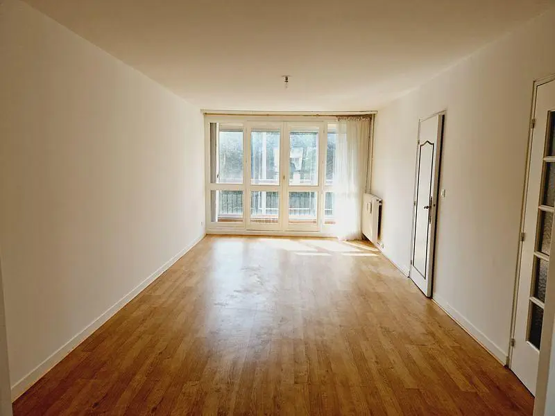 Σαλόνι; ξύλινο πάτωμα, φυσικό φως, μοντέρνο στυλ, ψηλά ταβάνια