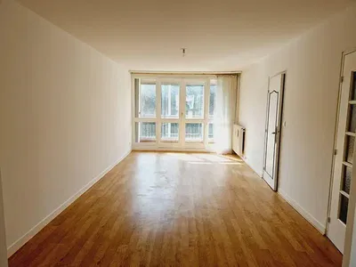 Σαλόνι; ξύλινο πάτωμα, φυσικό φως, μοντέρνο στυλ, ψηλά ταβάνια