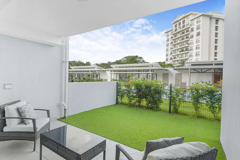 Soggiorno; pavimento in legno, luce naturale, stile moderno, soffitti alti