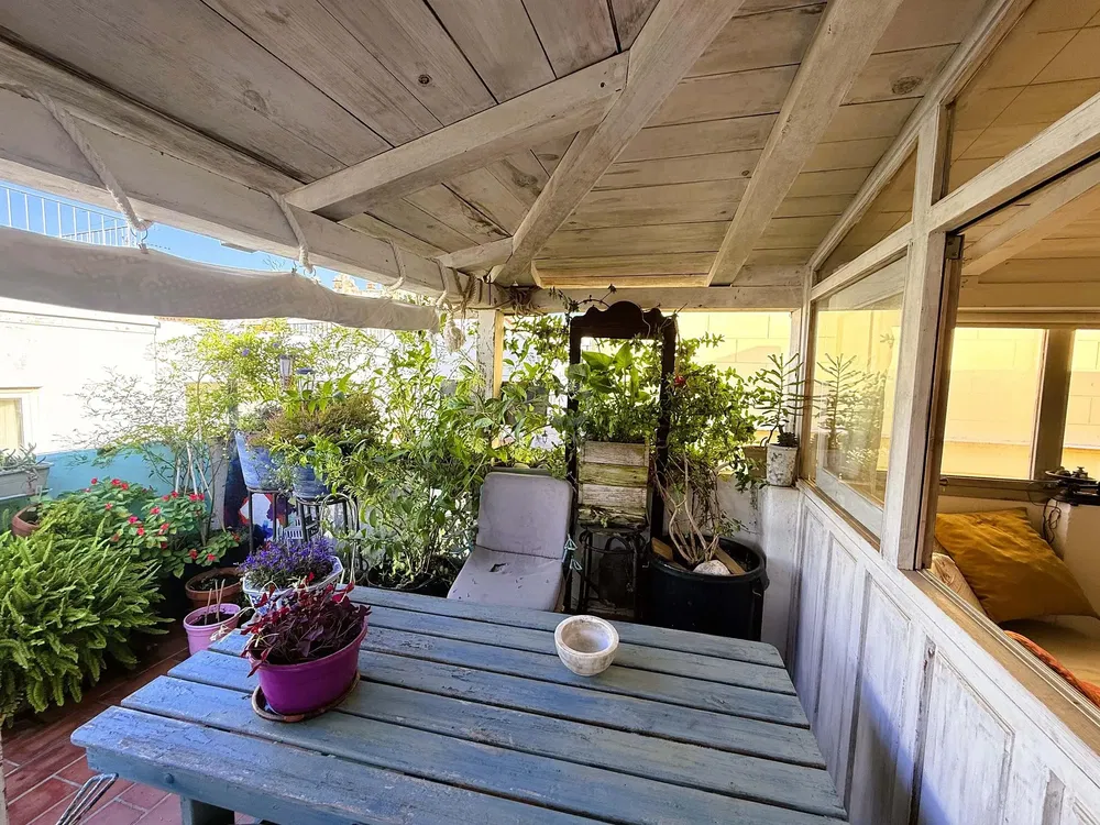 Soggiorno; pavimento in legno, luce naturale, stile moderno, soffitti alti