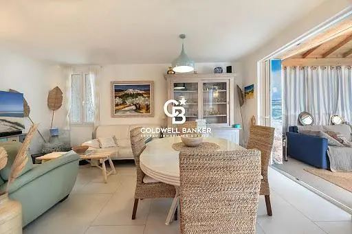 Salon; podłoga drewniana, światło dzienne, styl nowoczesny, wysokie sufity