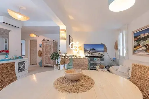 Salon; podłoga drewniana, światło dzienne, styl nowoczesny, wysokie sufity