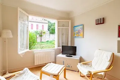 Salon; podłoga drewniana, światło dzienne, styl nowoczesny, wysokie sufity