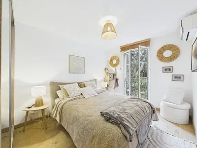 Sala de estar; chão de madeira, luz natural, estilo moderno, teto alto