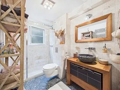 Sala de estar; chão de madeira, luz natural, estilo moderno, teto alto