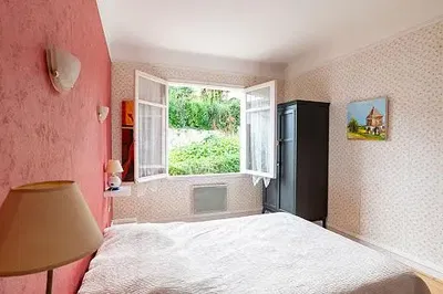 Kuchnia; sprzęt kuchenny, podłoga drewniana, światło dzienne, styl nowoczesny, wyremontowany