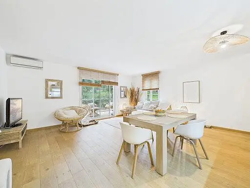 Wohnzimmer; holzboden, tageslicht, moderner stil, hohe decken