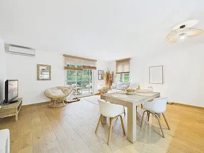 Sala de estar; chão de madeira, luz natural, estilo moderno, teto alto