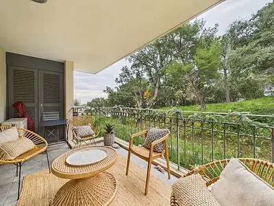 Cozinha; eletrodomésticos, chão de madeira, luz natural, estilo moderno, renovado