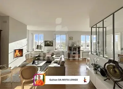 Sala de estar; chão de madeira, luz natural, estilo moderno, teto alto