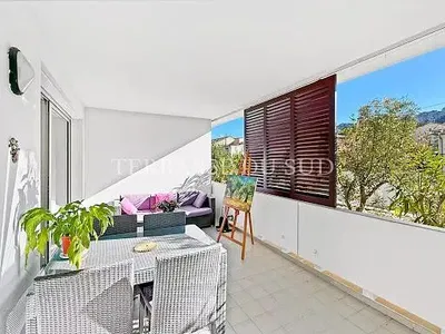 Sala de estar; chão de madeira, luz natural, estilo moderno, teto alto