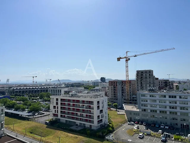 Obývací pokoj; dřevěná podlaha, přirozené světlo, moderní styl, vysoké stropy