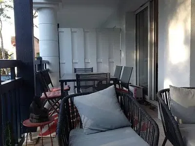 Salon; podłoga drewniana, światło dzienne, styl nowoczesny, wysokie sufity