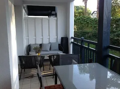 Salon; podłoga drewniana, światło dzienne, styl nowoczesny, wysokie sufity