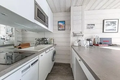 Wohnzimmer; holzboden, tageslicht, moderner stil, hohe decken