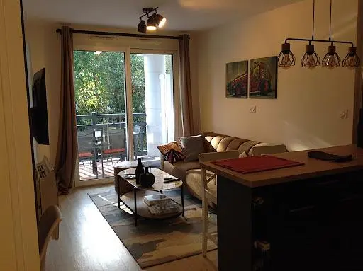 Salon; podłoga drewniana, światło dzienne, styl nowoczesny, wysokie sufity