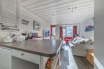 Living room; wood floor, natural light, modern style, high ceiling