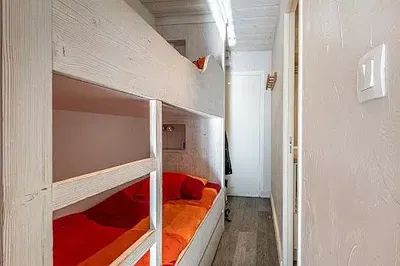 Wohnzimmer; holzboden, tageslicht, moderner stil, hohe decken