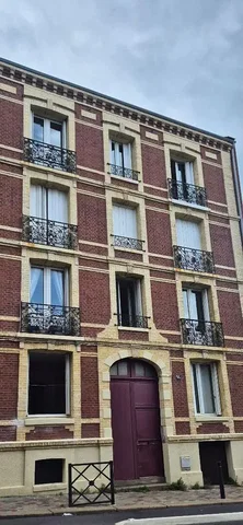 Living room; wood floor, natural light, modern style, high ceiling