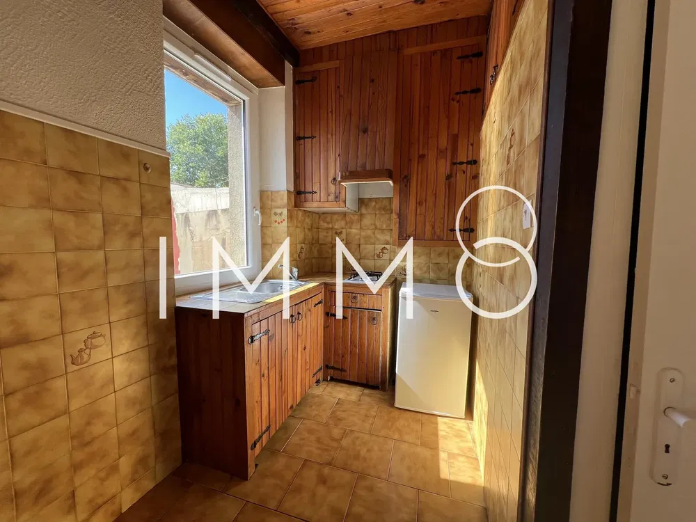 Sala de estar; chão de madeira, luz natural, estilo moderno, teto alto