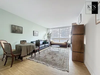 Σαλόνι; ξύλινο πάτωμα, φυσικό φως, μοντέρνο στυλ, ψηλά ταβάνια