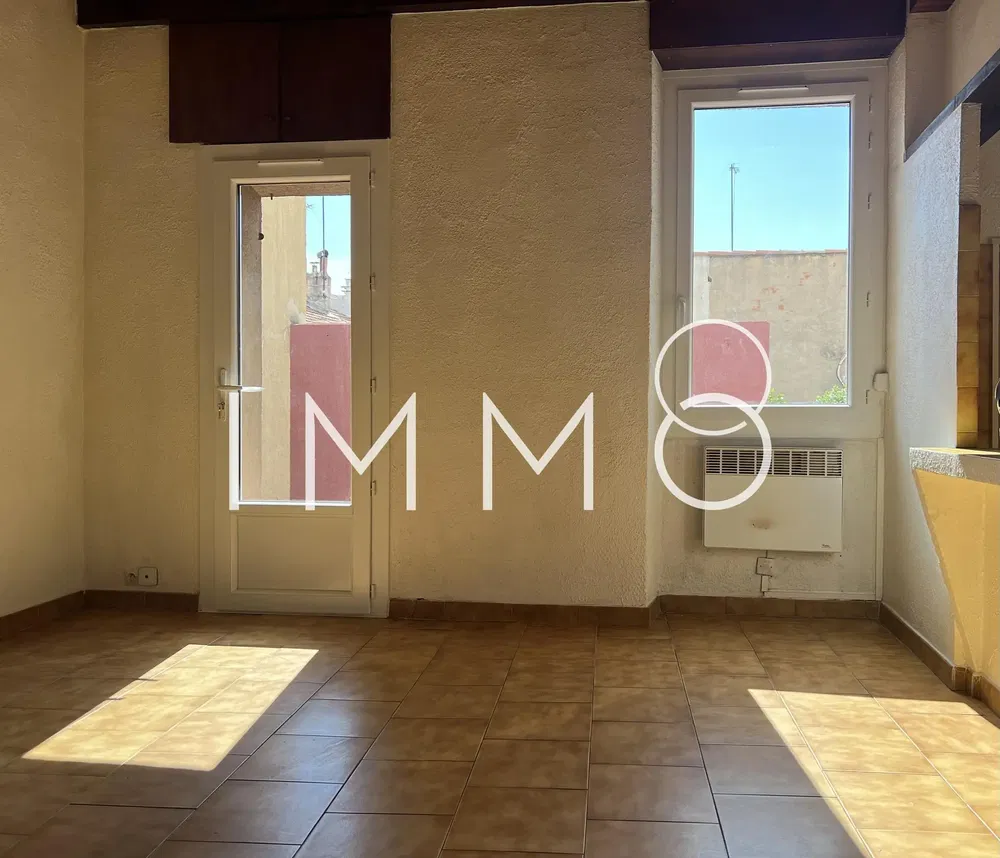 Sala de estar; chão de madeira, luz natural, estilo moderno, teto alto