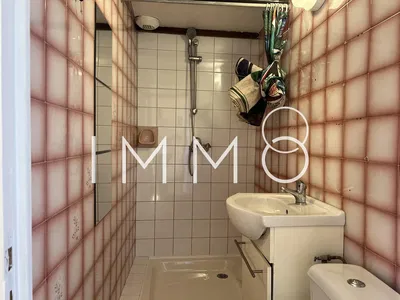 Cozinha; eletrodomésticos, chão de madeira, luz natural, estilo moderno, renovado