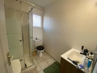 Хол; дървен под, естествена светлина, модерен стил, високи тавани