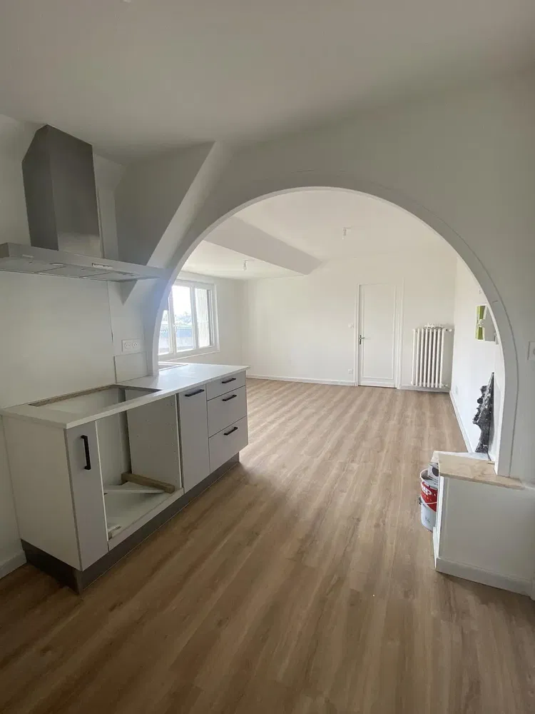 Wohnzimmer; holzboden, tageslicht, moderner stil, hohe decken