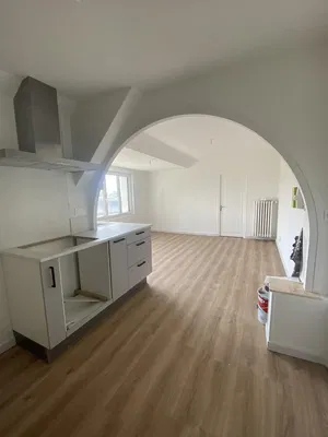 Wohnzimmer; holzboden, tageslicht, moderner stil, hohe decken