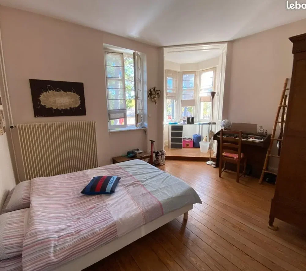 Soggiorno; pavimento in legno, luce naturale, stile moderno, soffitti alti