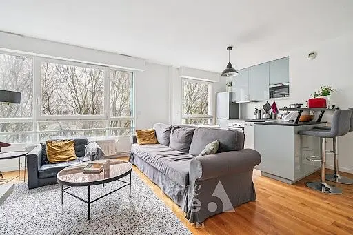 Woonkamer; houten vloer, natuurlijk licht, moderne stijl, hoge plafonds