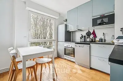 Keuken; keukenapparatuur, houten vloer, natuurlijk licht, moderne stijl, gerenoveerd