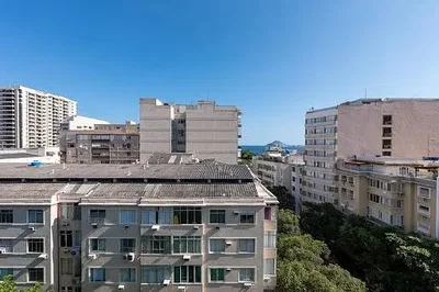 Oturma odası; ahşap zemin, doğal ışık, modern stil, yüksek tavan