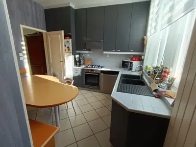 Soggiorno; pavimento in legno, luce naturale, stile moderno, soffitti alti