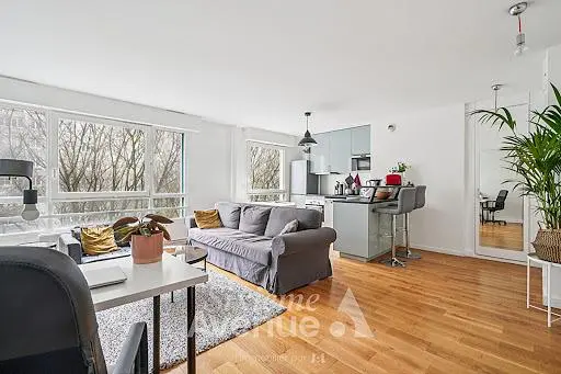 Woonkamer; houten vloer, natuurlijk licht, moderne stijl, hoge plafonds